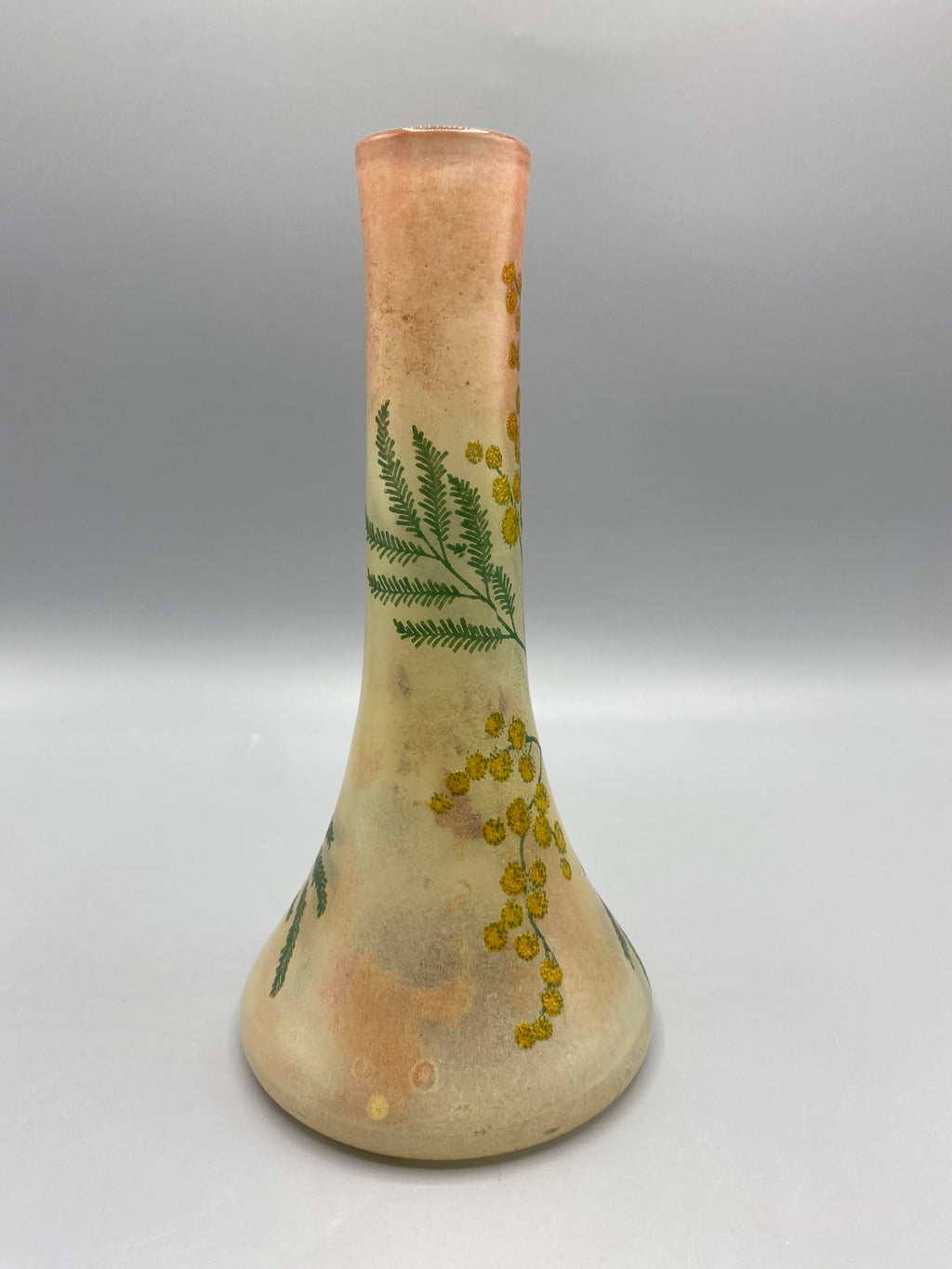 Vue du dessous et mesure de la bouquetière d’environ 18 cm