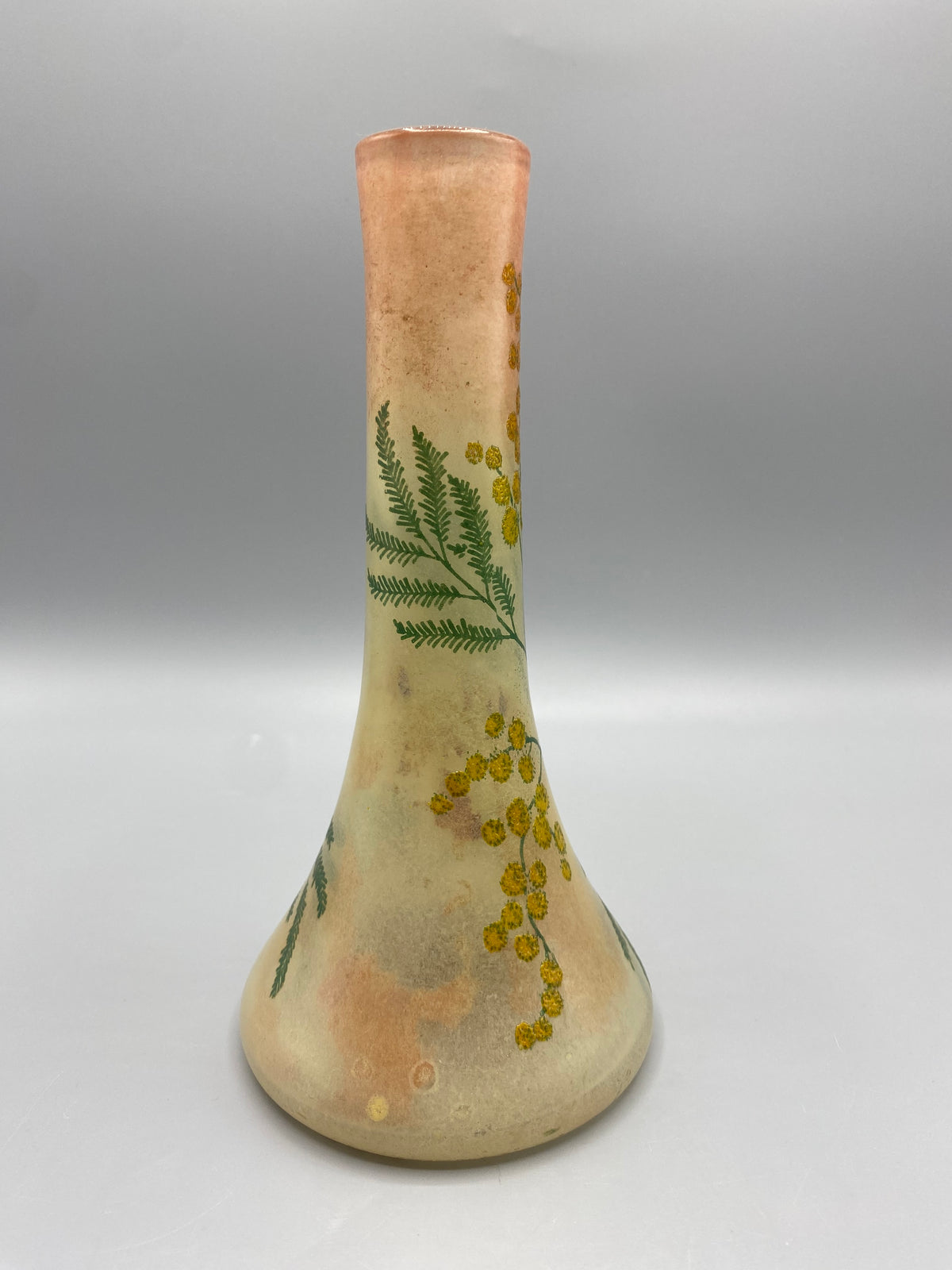 Vue du dessous et mesure de la bouquetière d’environ 18 cm