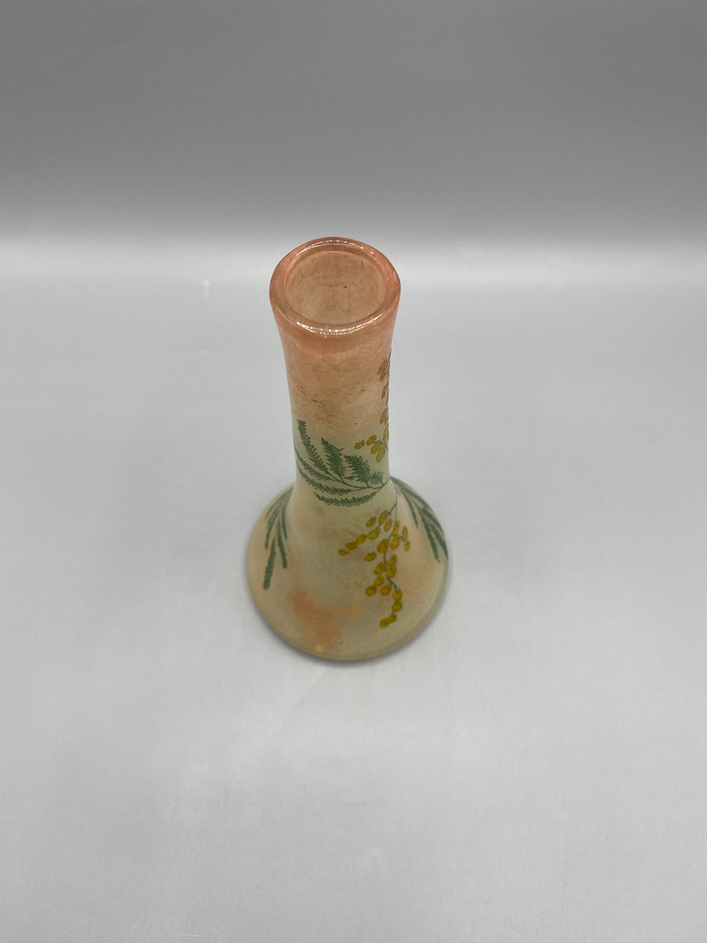 Vue latérale du vase Legras au long col rose saumoné