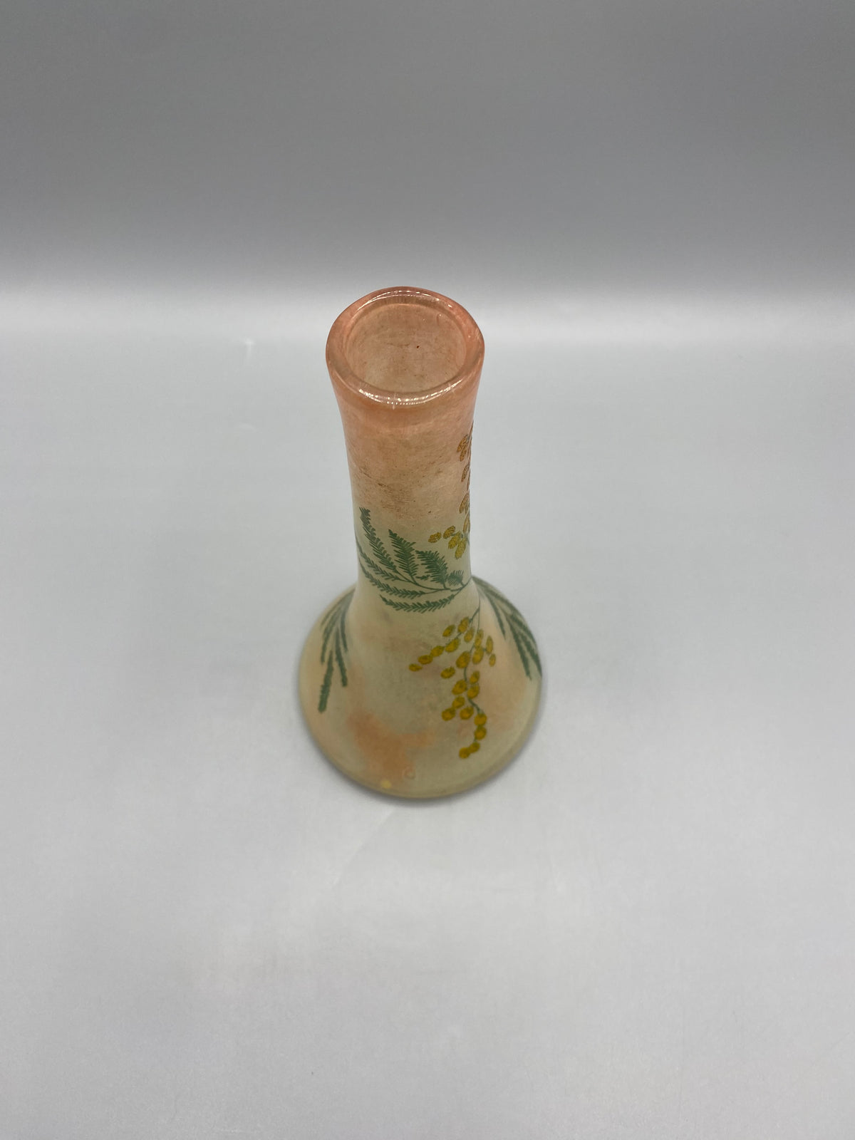 Vue latérale du vase Legras au long col rose saumoné
