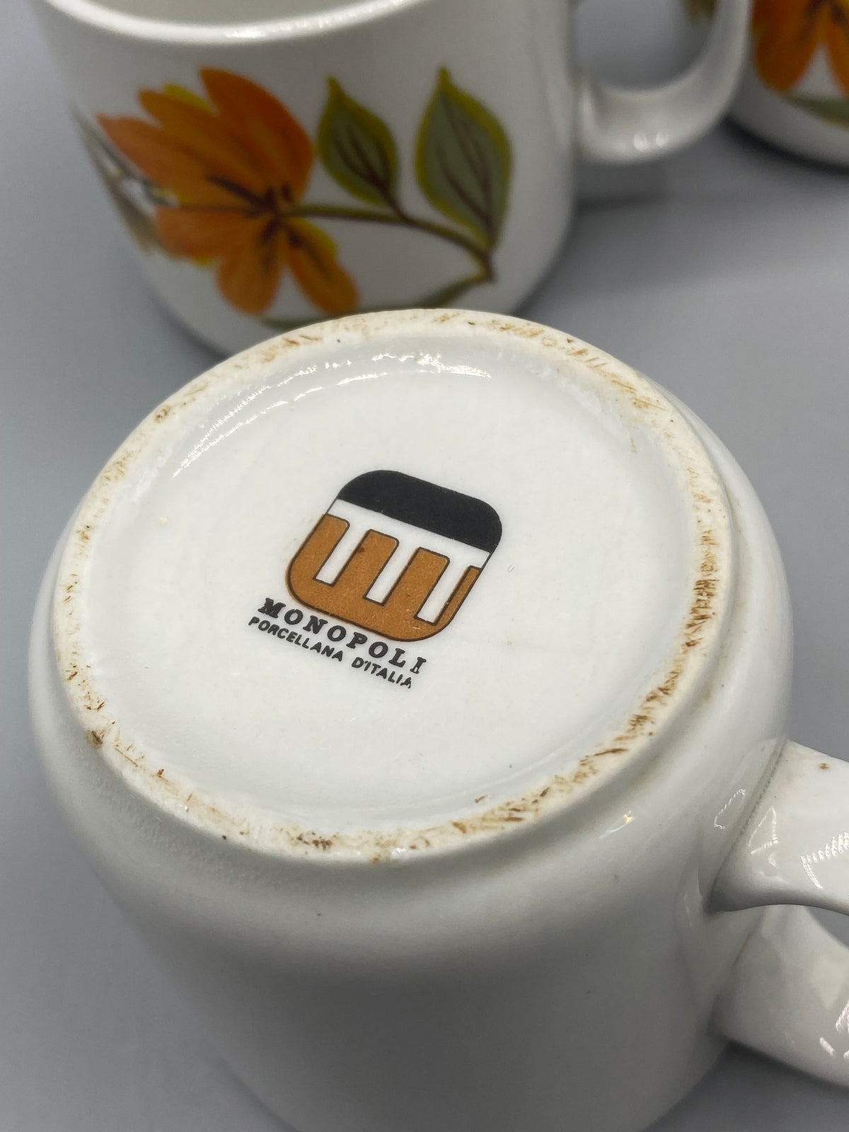 Signature Monopoli Porcellana d’Italia sous une tasse