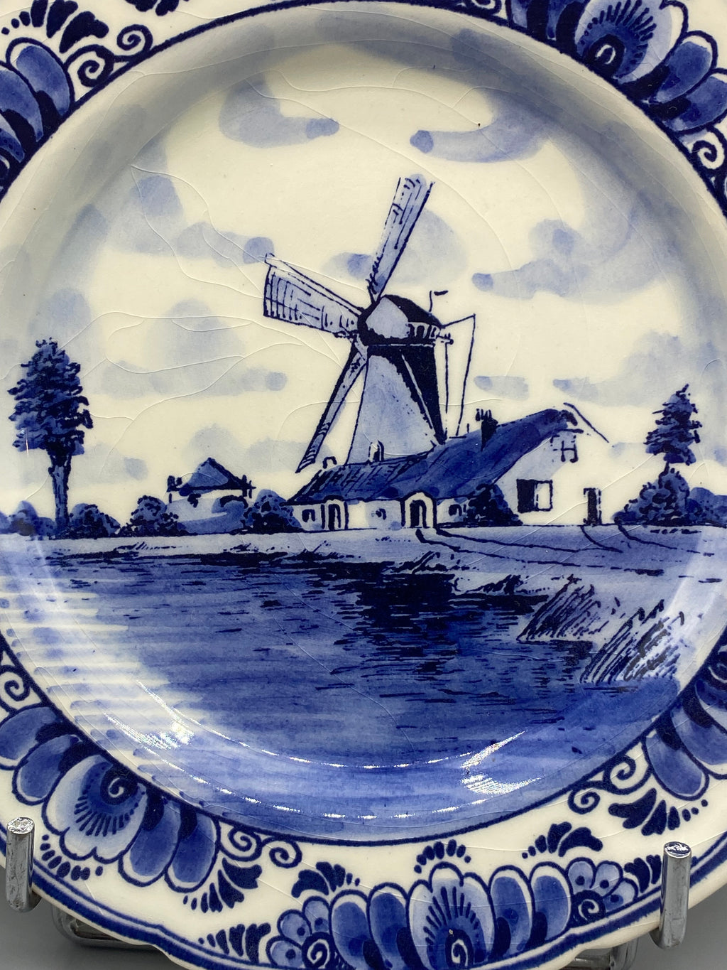 Mesure du diamètre de l’assiette Delft d’environ 23 cm