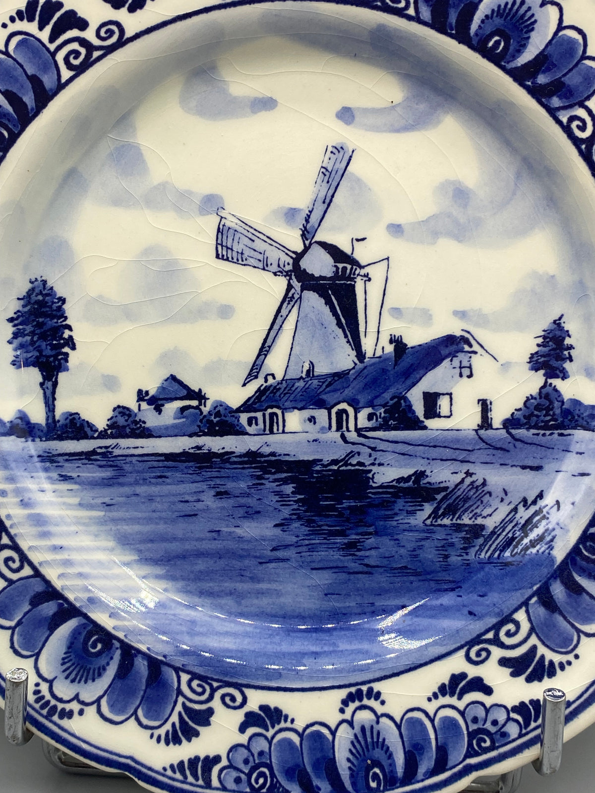 Mesure du diamètre de l’assiette Delft d’environ 23 cm