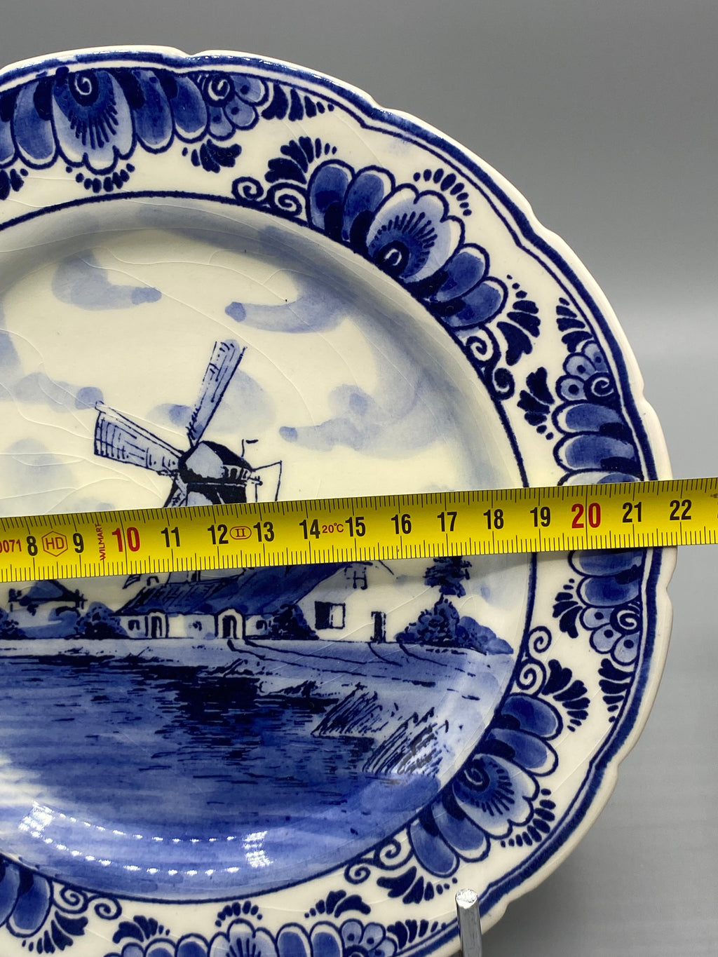 Assiette décorative Delft bleu avec moulin hollandais et bord festonné