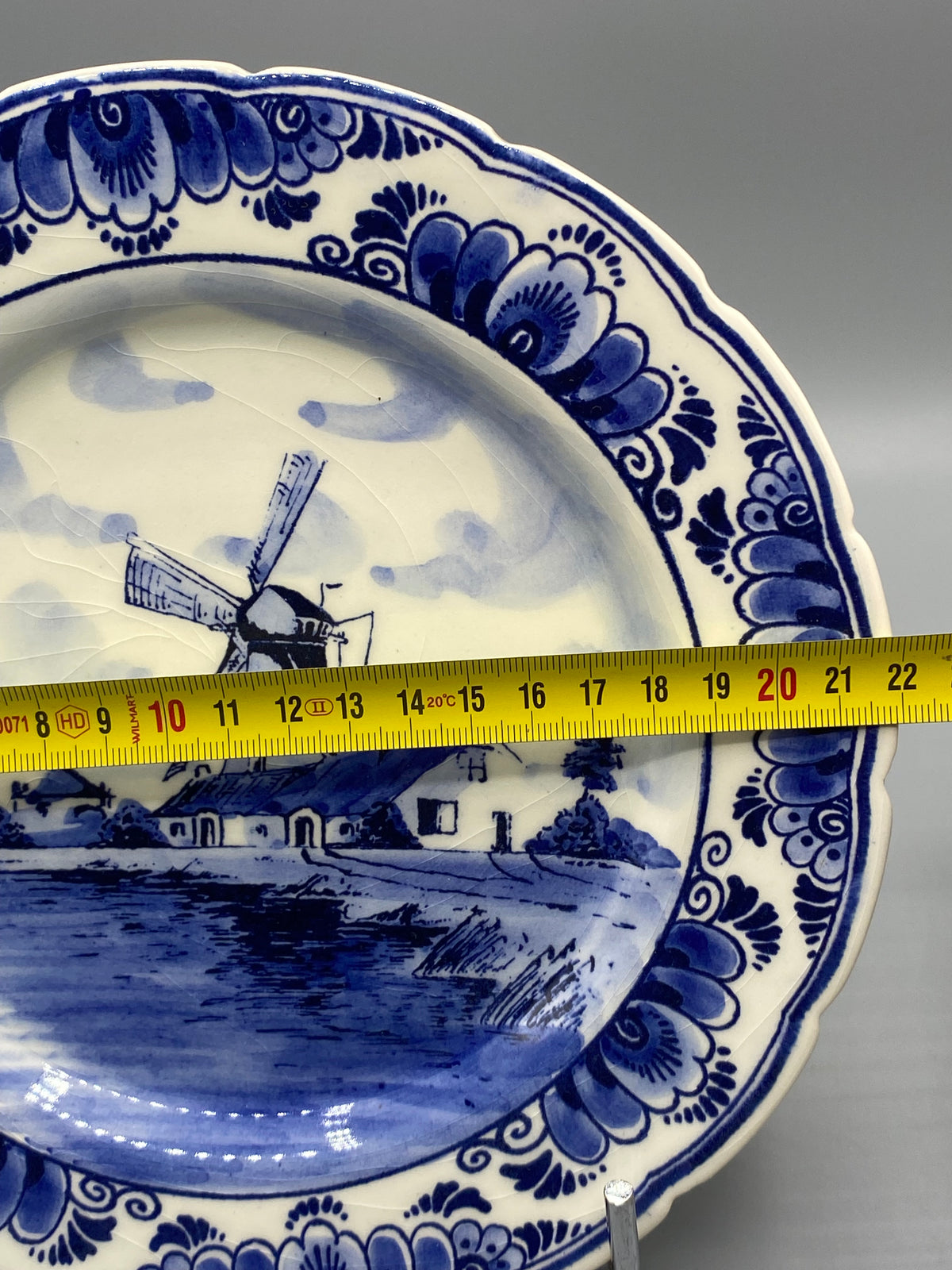 Assiette décorative Delft bleu avec moulin hollandais et bord festonné