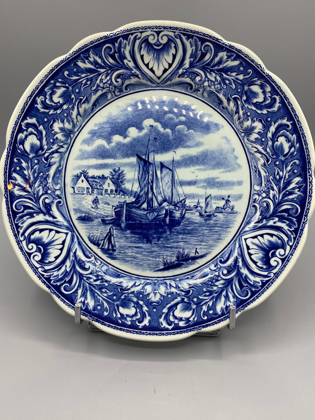 Assiette décorative Royal Sphinx Maastricht Delft bleu, vue d’ensemble au paysage de voiliers