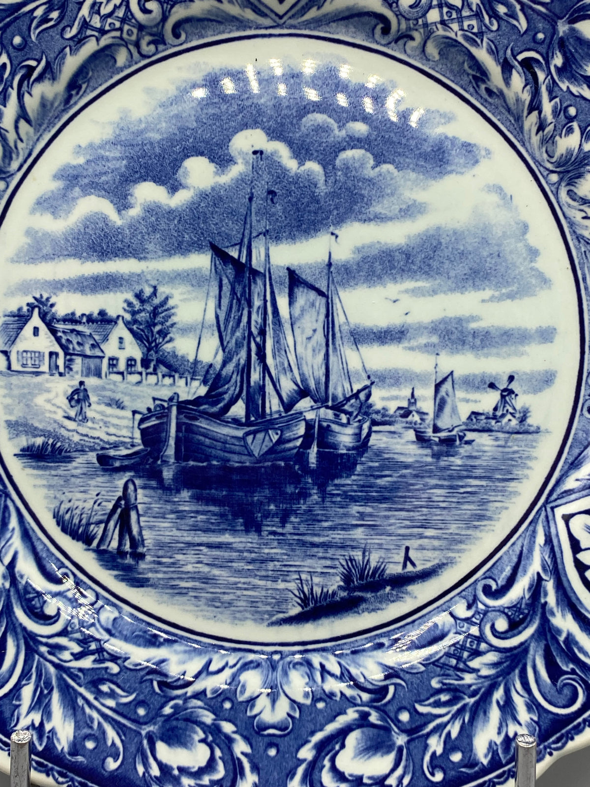 Détail du décor bleu de Delft, voiliers, maisons et moulin hollandais