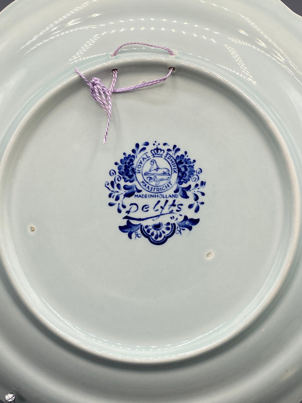 Revers de l’assiette avec marque Royal Sphinx Maastricht Made in Holland Delfts et attache