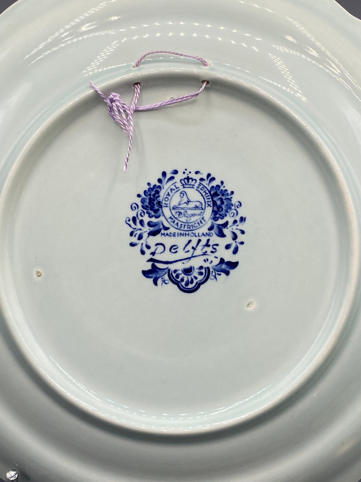 Revers de l’assiette avec marque Royal Sphinx Maastricht Made in Holland Delfts et attache