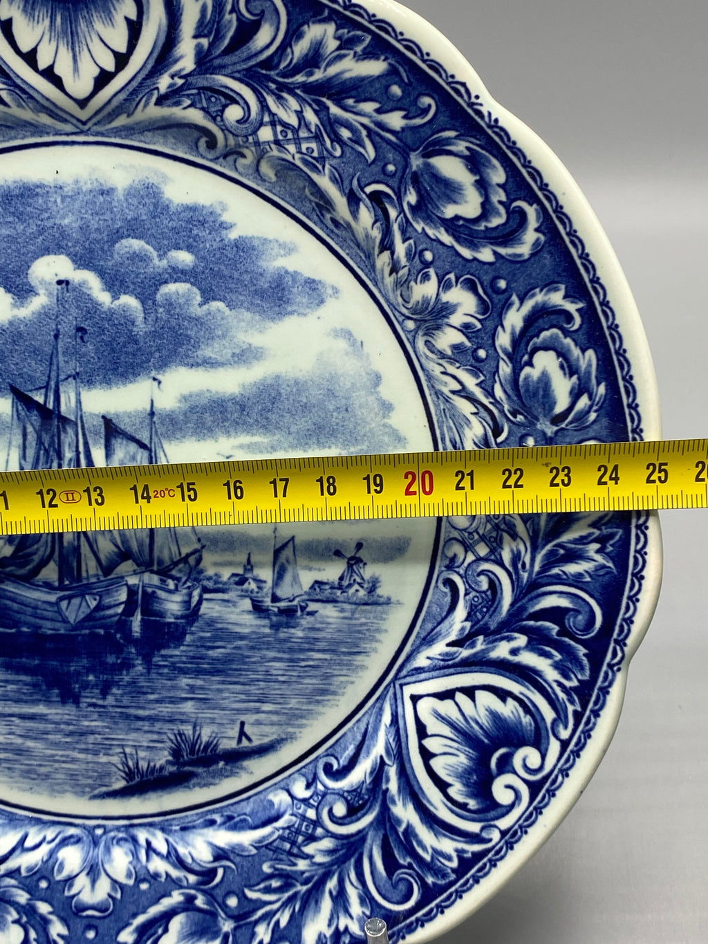Mesure du diamètre de l’assiette Royal Sphinx Maastricht avec un mètre