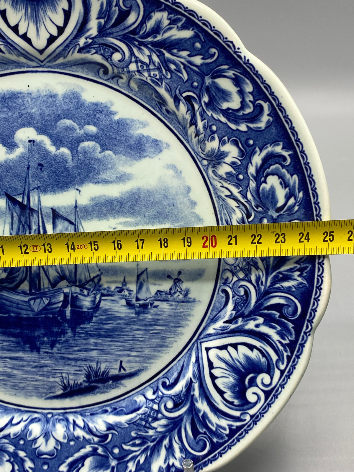 Mesure du diamètre de l’assiette Royal Sphinx Maastricht avec un mètre