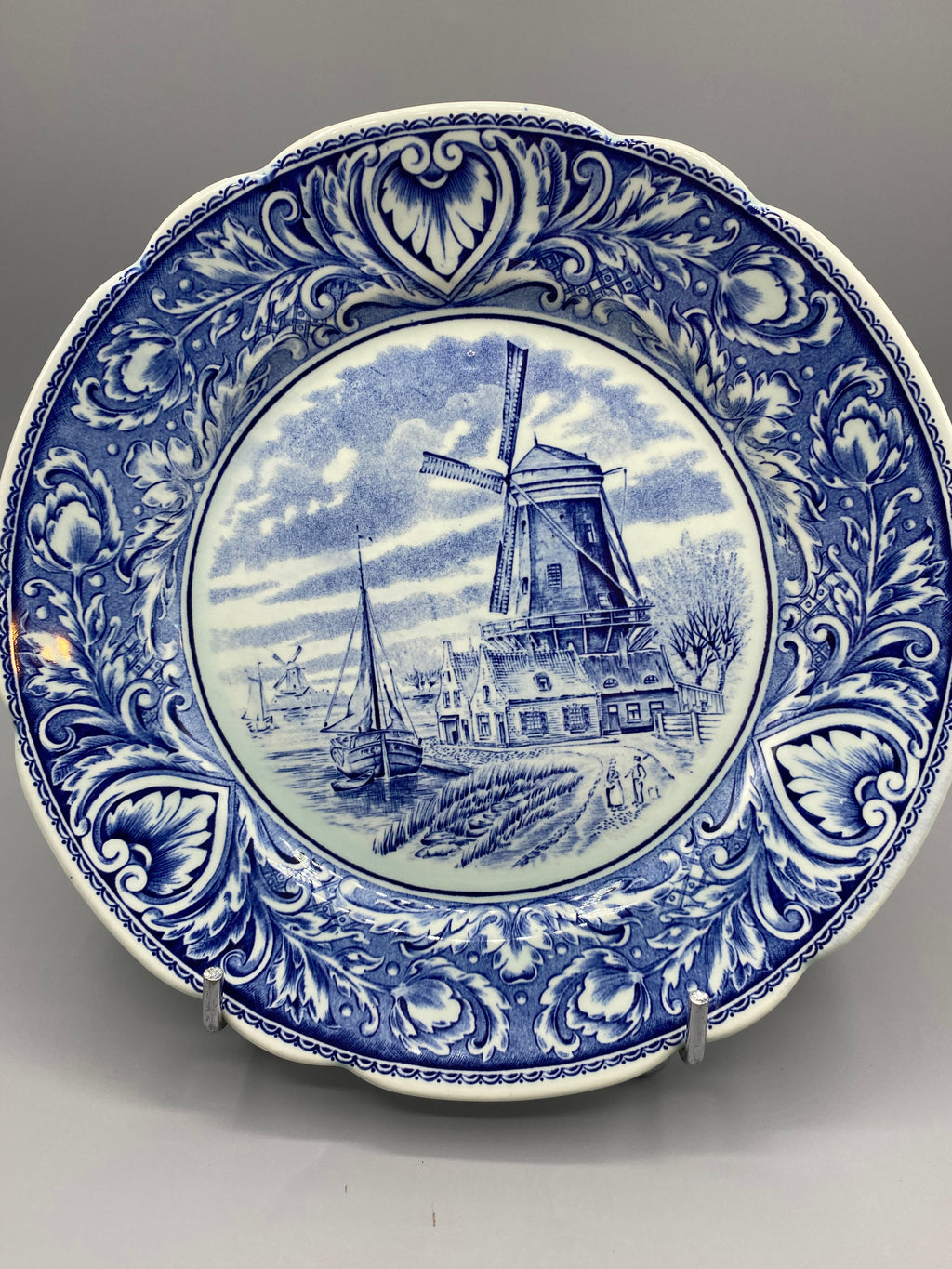 Détail du moulin hollandais, du voilier et des maisons en bleu de Delft