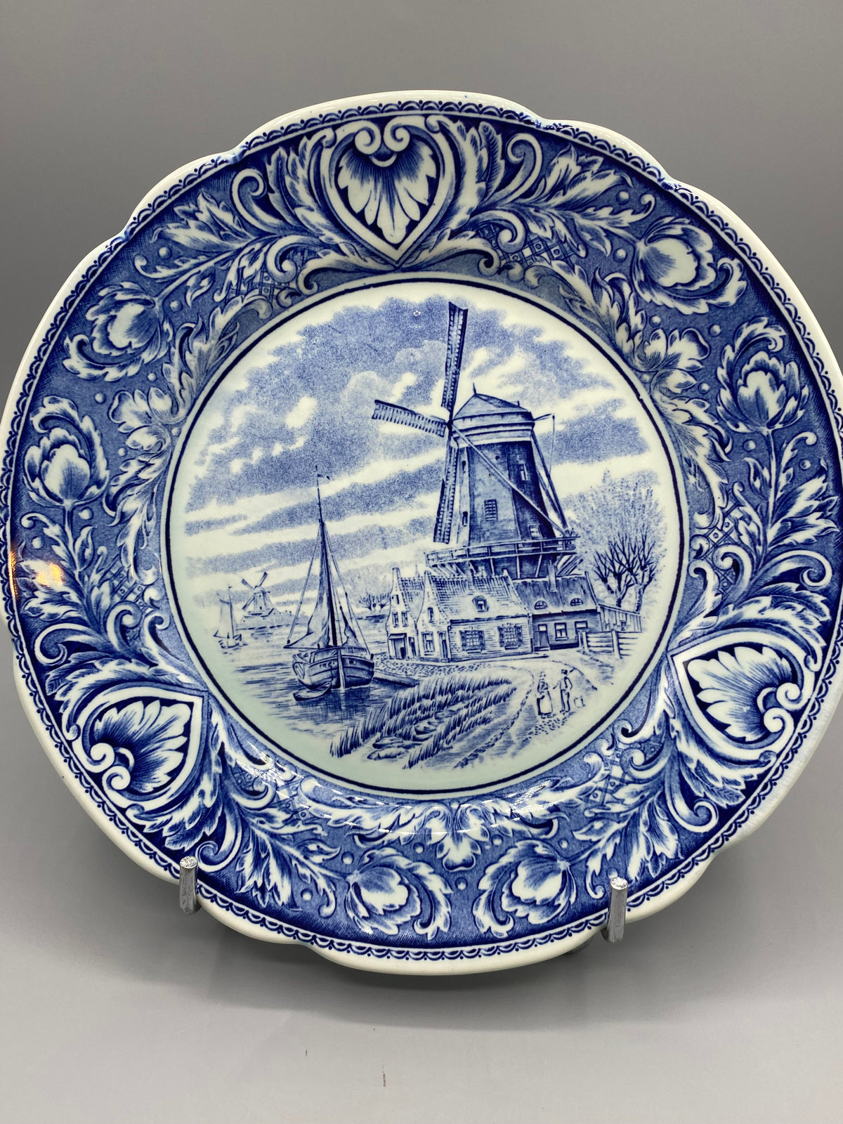 Détail du moulin hollandais, du voilier et des maisons en bleu de Delft