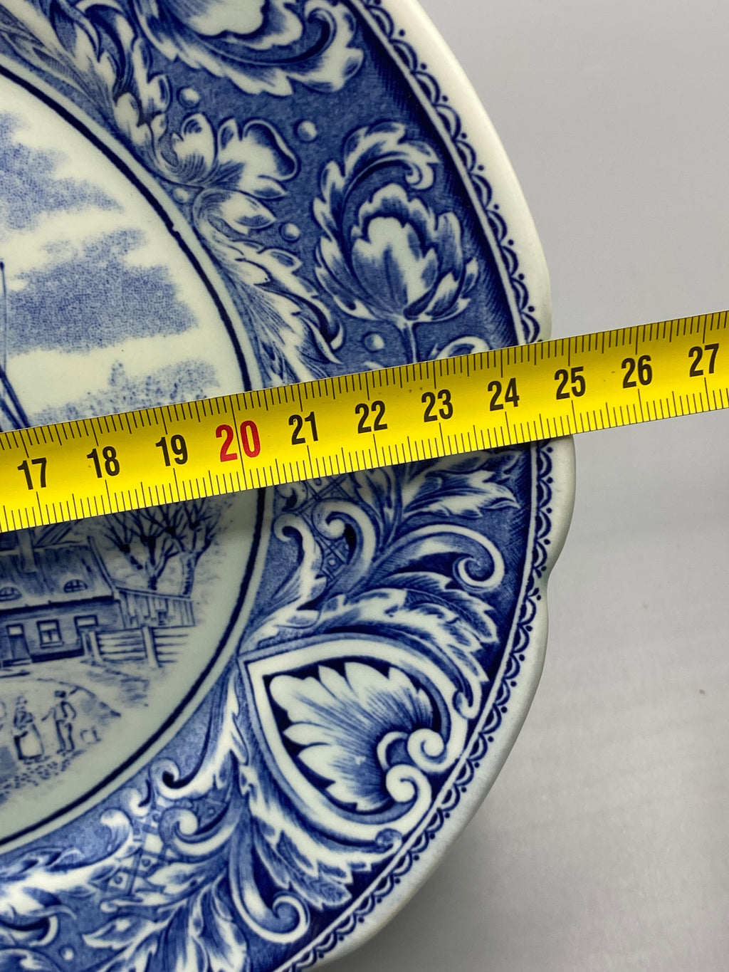 Mesure du diamètre de l’assiette Royal Sphinx avec un mètre
