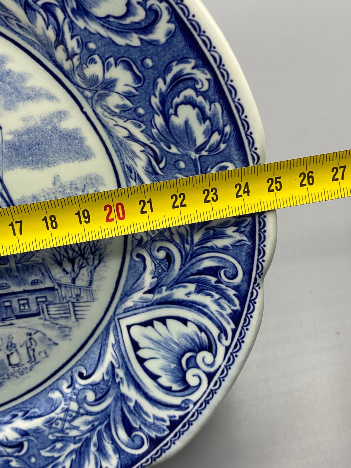Mesure du diamètre de l’assiette Royal Sphinx avec un mètre