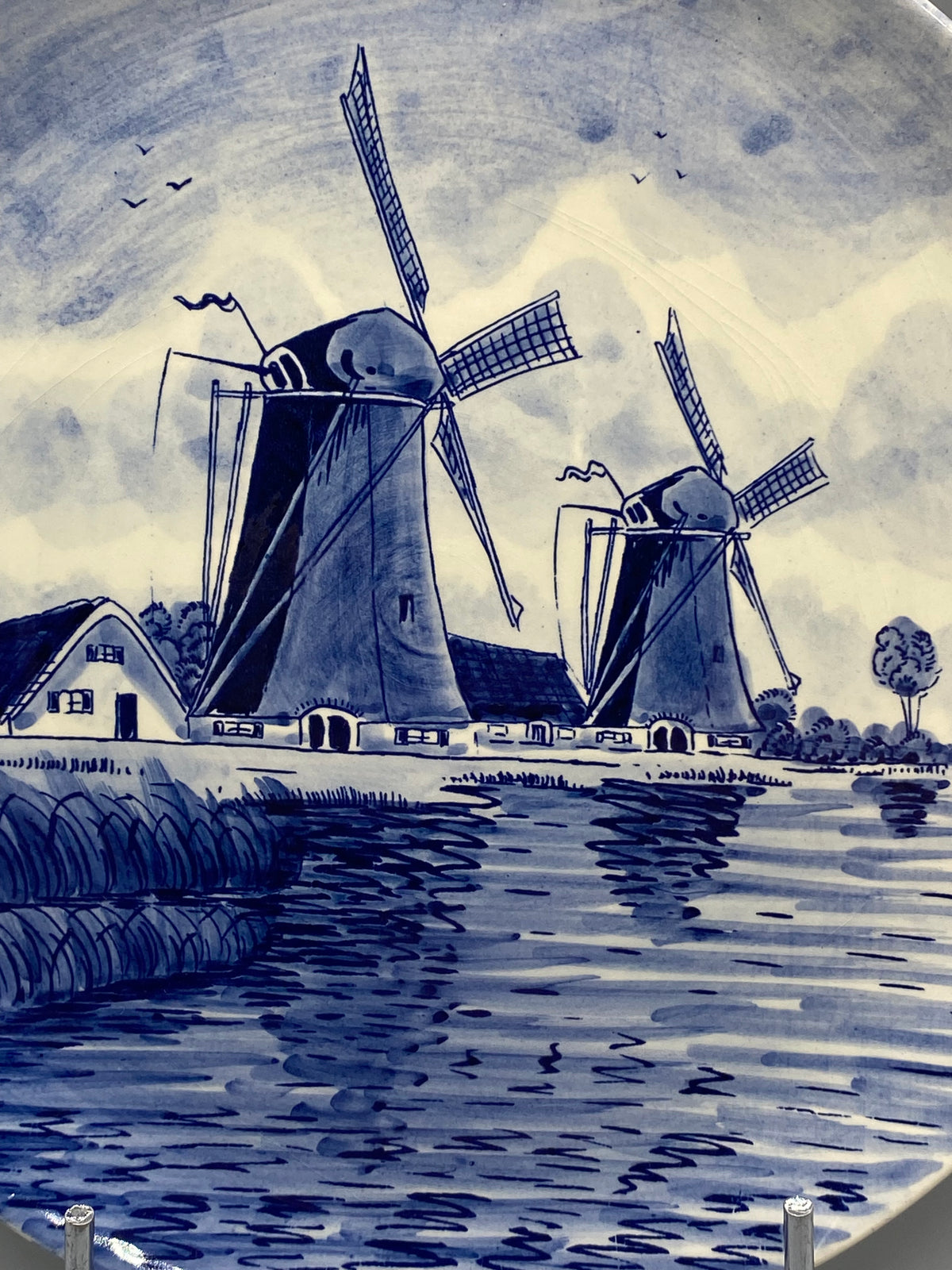 Détail des moulins et des reflets peints à la main en bleu de Delft