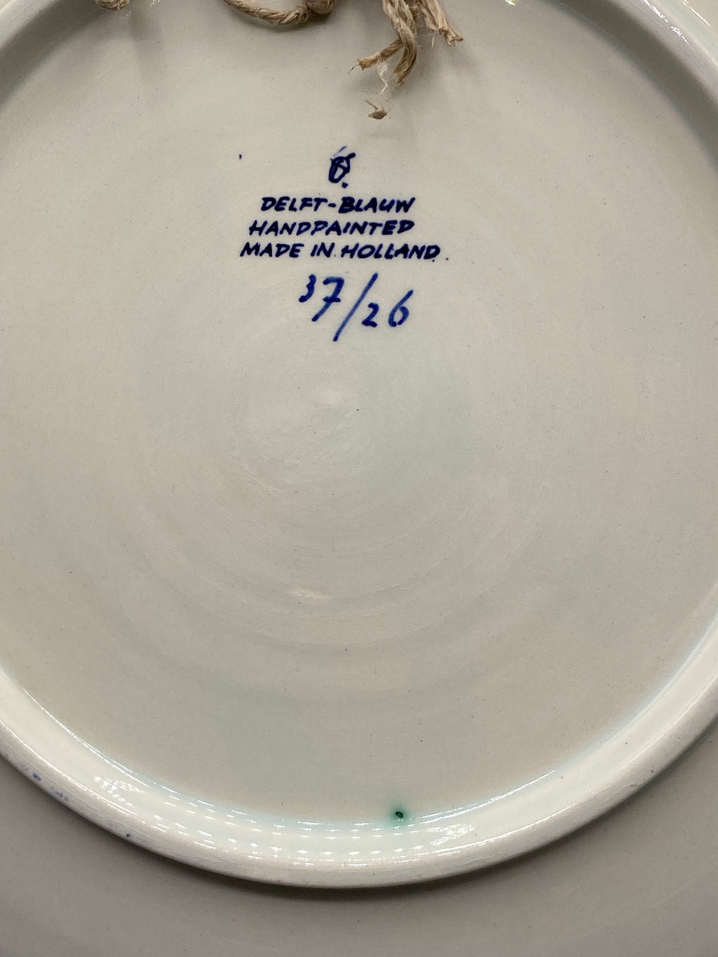 Revers de l’assiette, marque Delft-Blauw Handpainted Made in Holland et numéro 37/26