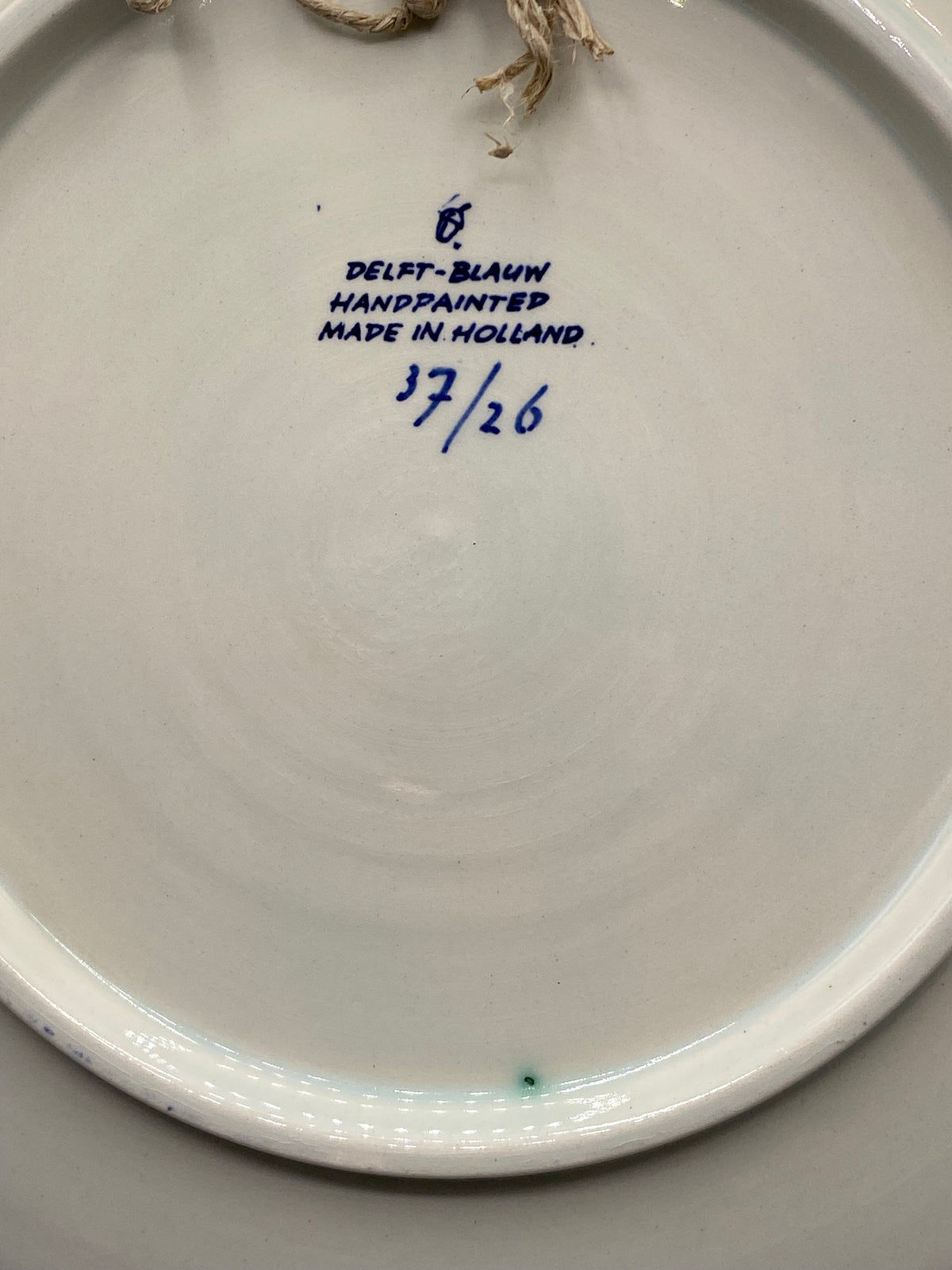 Revers de l’assiette, marque Delft-Blauw Handpainted Made in Holland et numéro 37/26