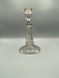 Bougeoir ancien en verre moulé transparent, vue d’ensemble
