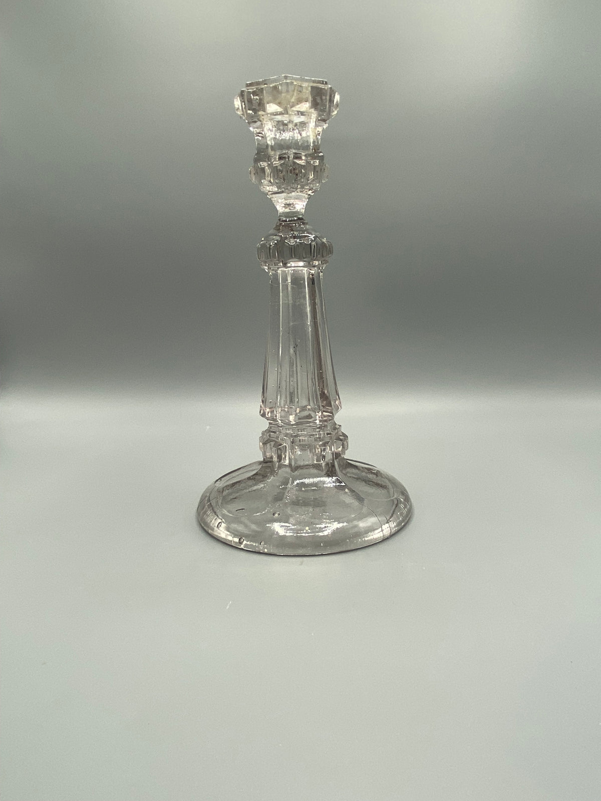 Bougeoir ancien en verre moulé transparent, vue d’ensemble