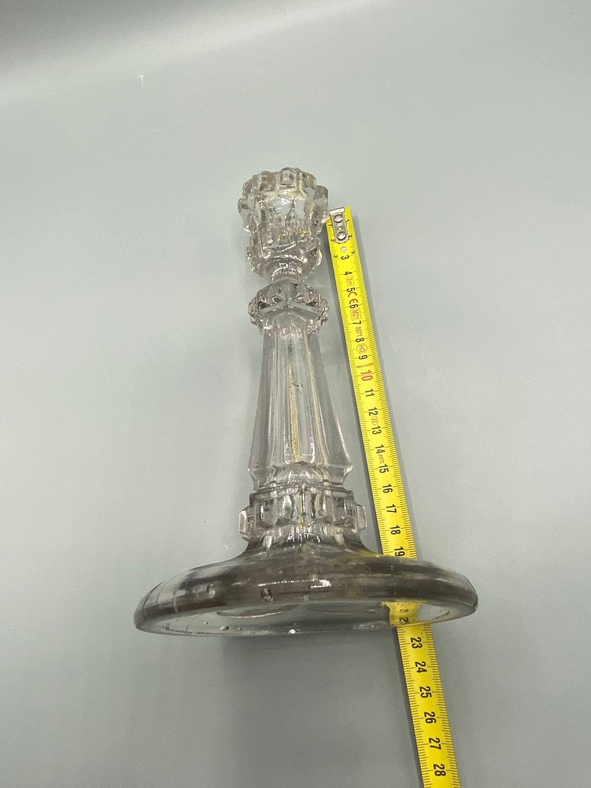 Mesure du bougeoir ancien en verre moulé, hauteur environ 21 à 22 cm