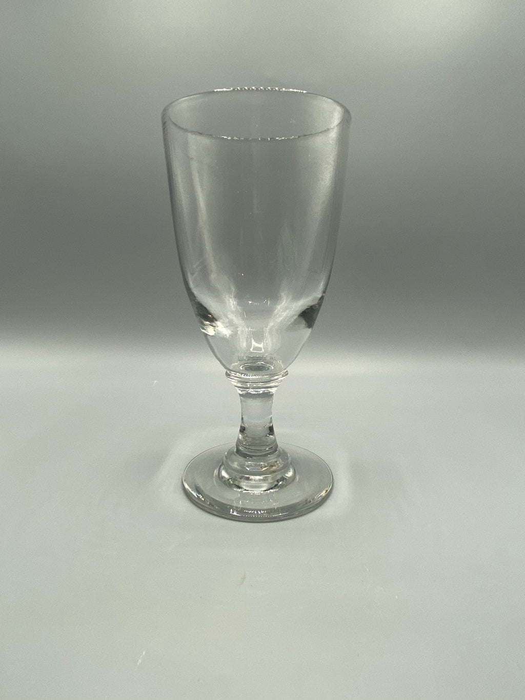 Grand verre à pied ancien transparent, coupe évasée et jambe à balustre