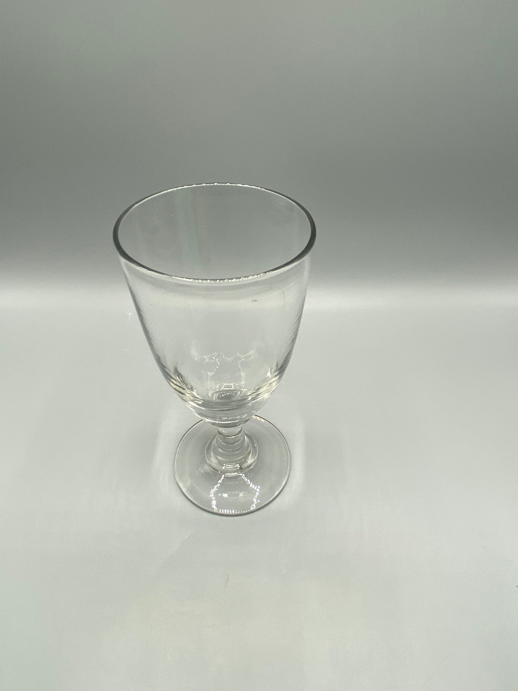 Vue plongeante de la coupe du grand verre à pied ancien