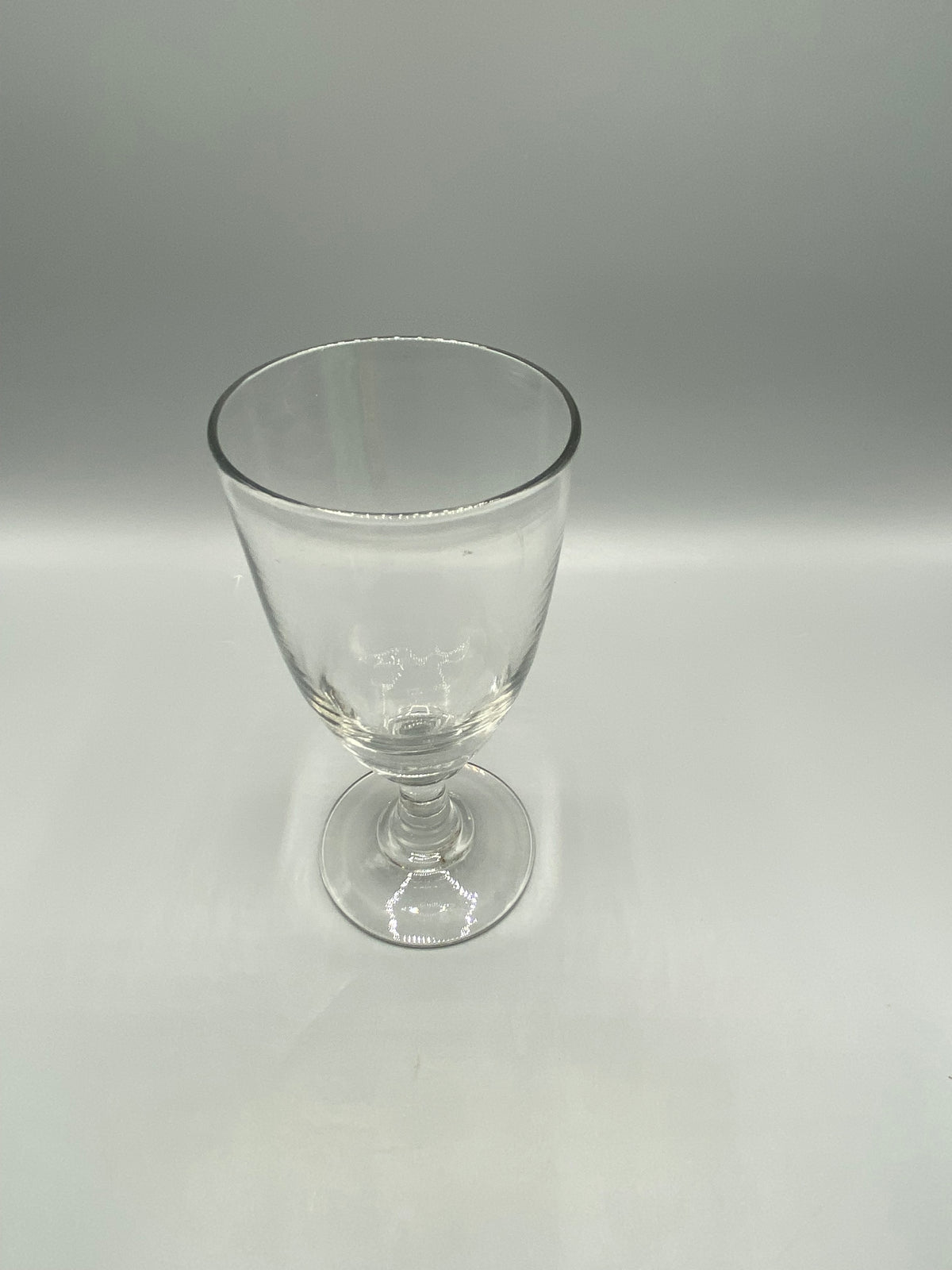 Vue plongeante de la coupe du grand verre à pied ancien