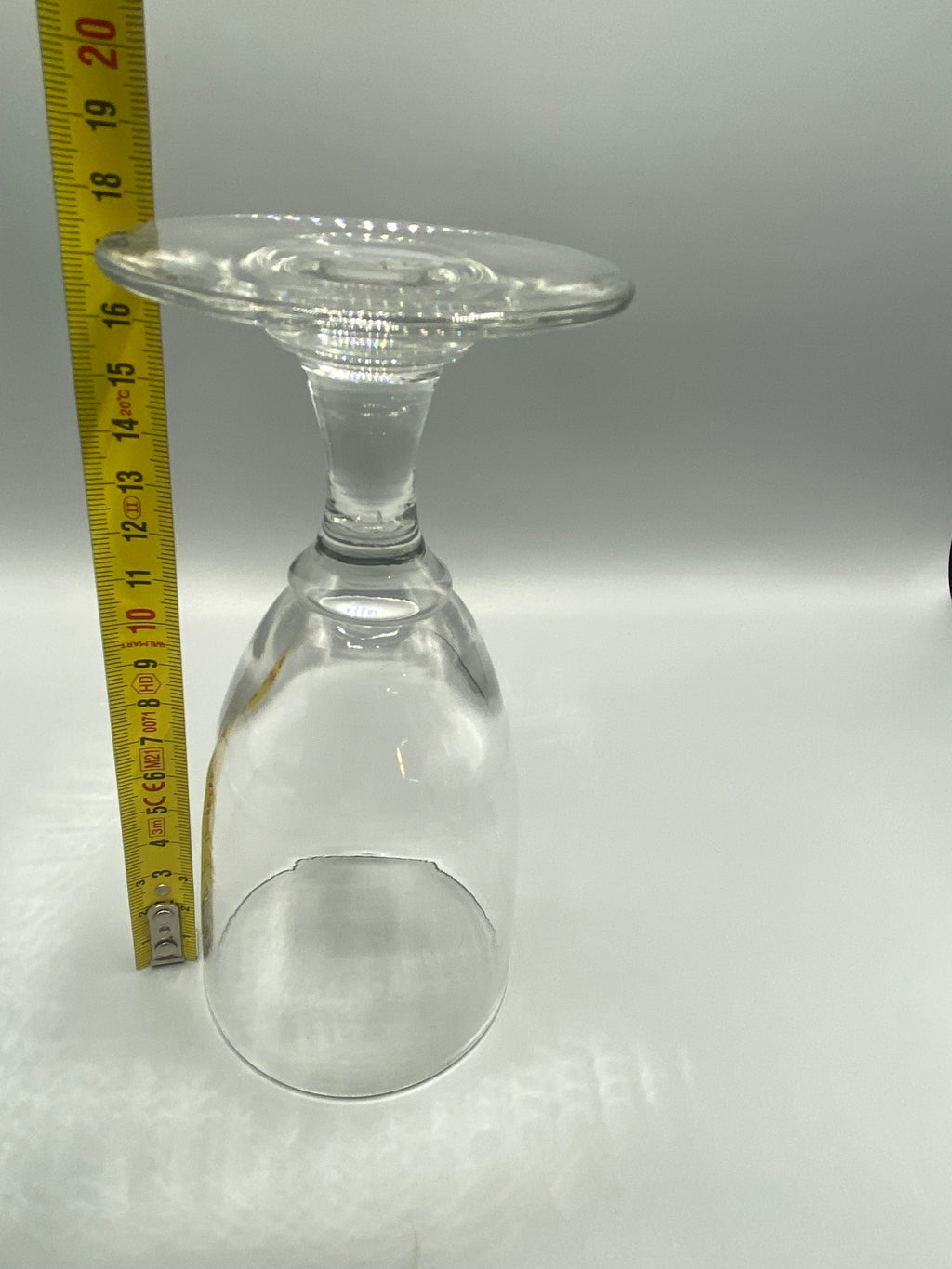 Mesure de la hauteur du verre à pied ancien, environ 17 cm