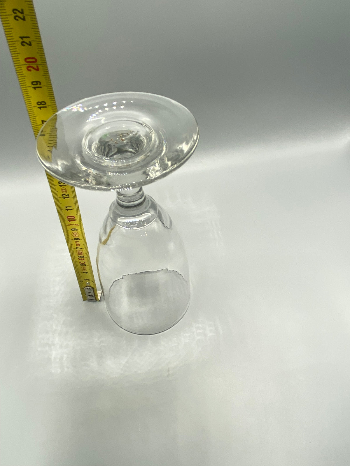 Autre vue de la mesure du grand verre à pied ancien retourné