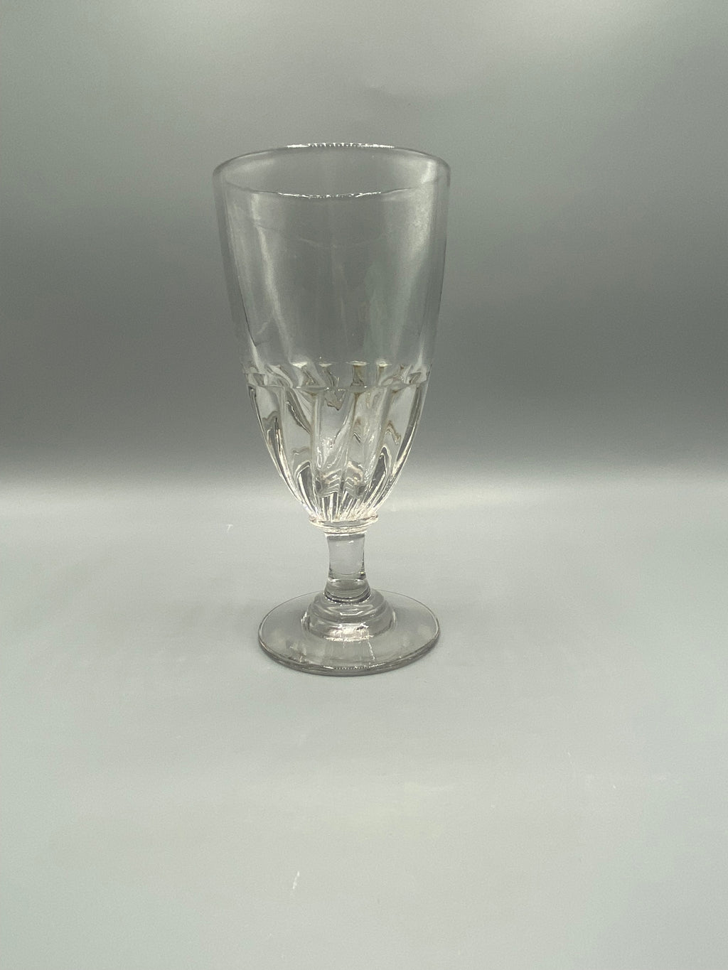 Verre à absinthe ancien de bistrot, coupe à décor torsadé et pied circulaire