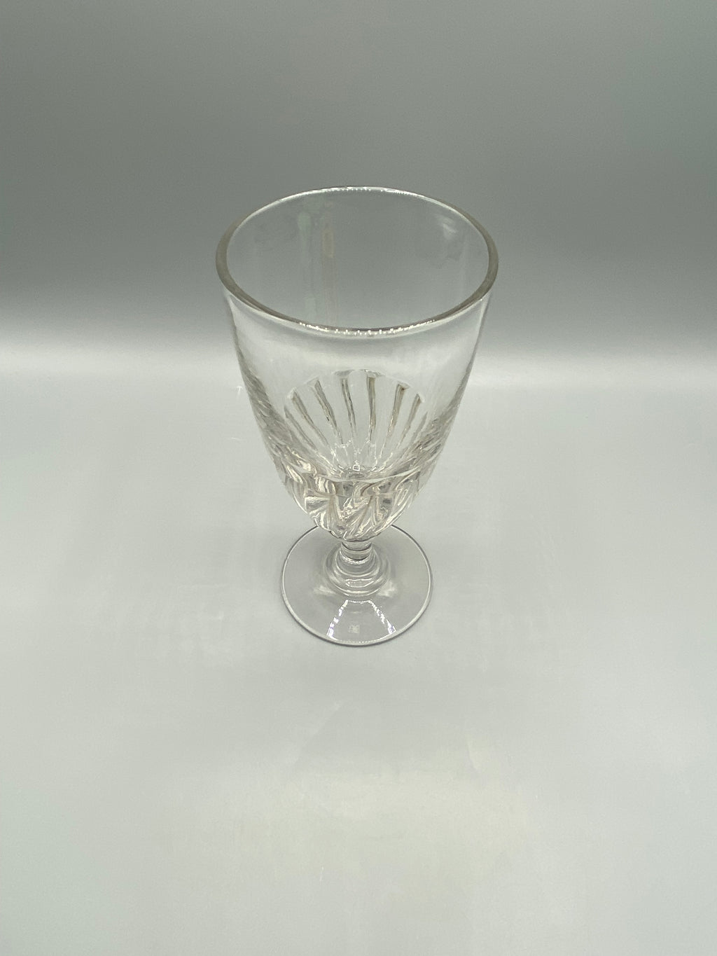 Vue plongeante du verre à absinthe ancien, coupe évasée et côtes torsadées