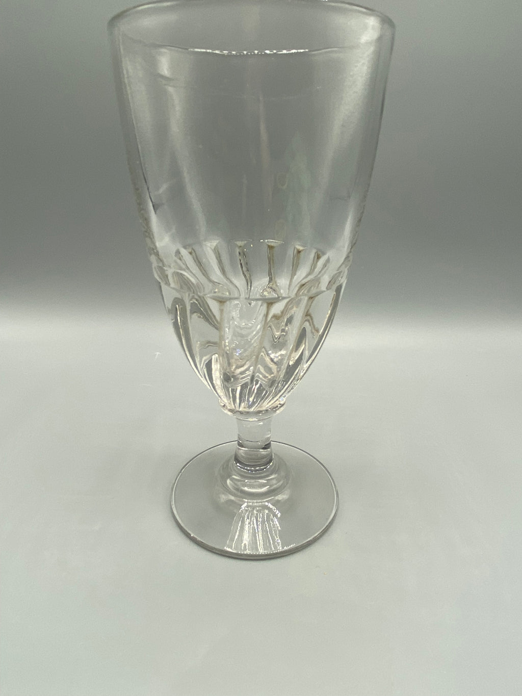 Détail du décor torsadé et de la courte jambe moulurée du verre ancien