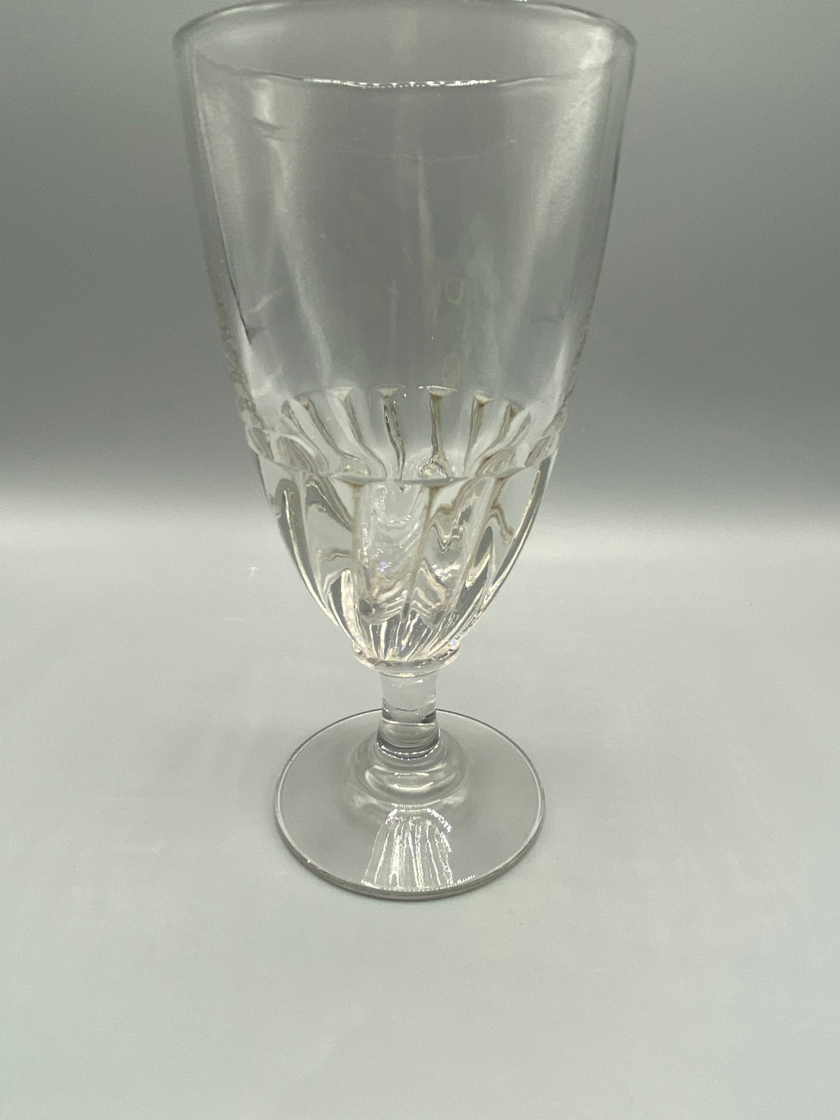 Détail du décor torsadé et de la courte jambe moulurée du verre ancien