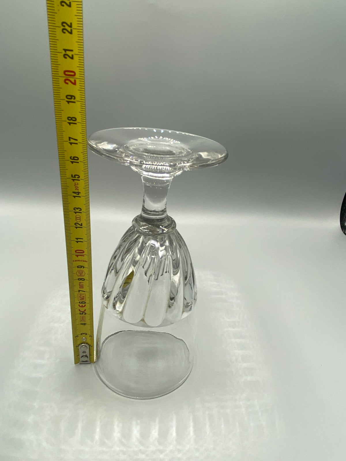 Mesure de la hauteur du verre à absinthe ancien, environ 17 cm