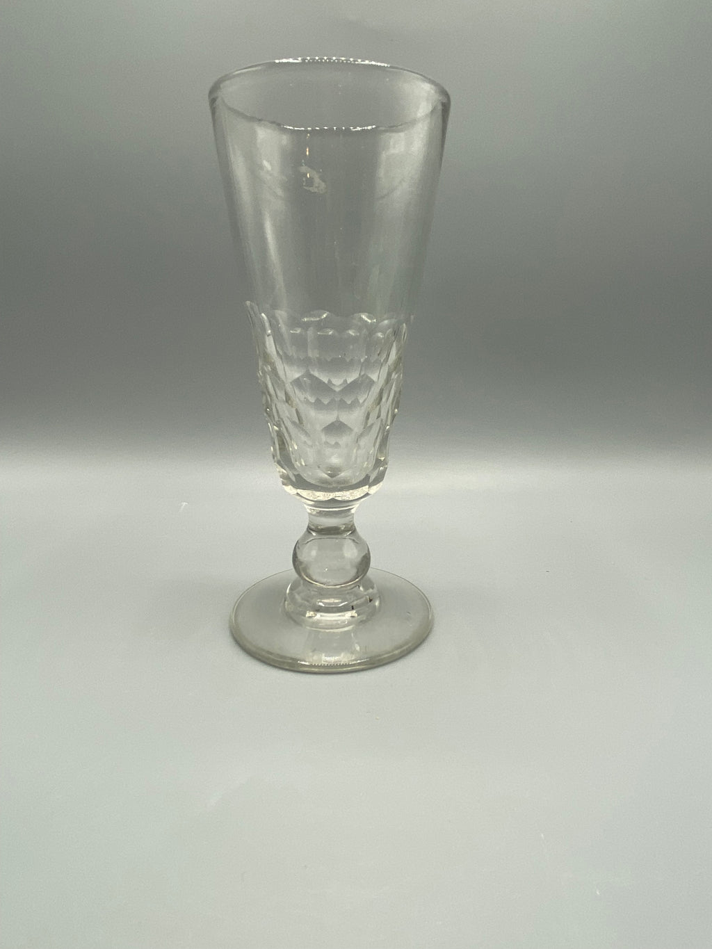 Verre à absinthe ancien de bistrot à pointes de diamant et pied boule, vue d’ensemble