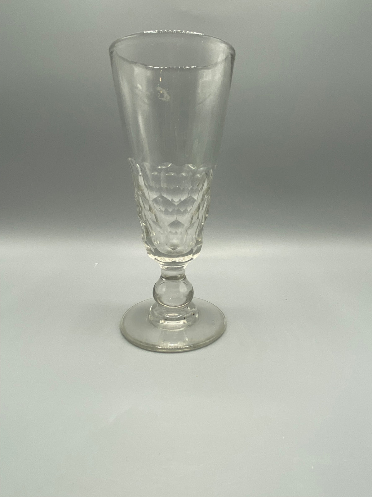 Verre à absinthe ancien de bistrot à pointes de diamant et pied boule, vue d’ensemble