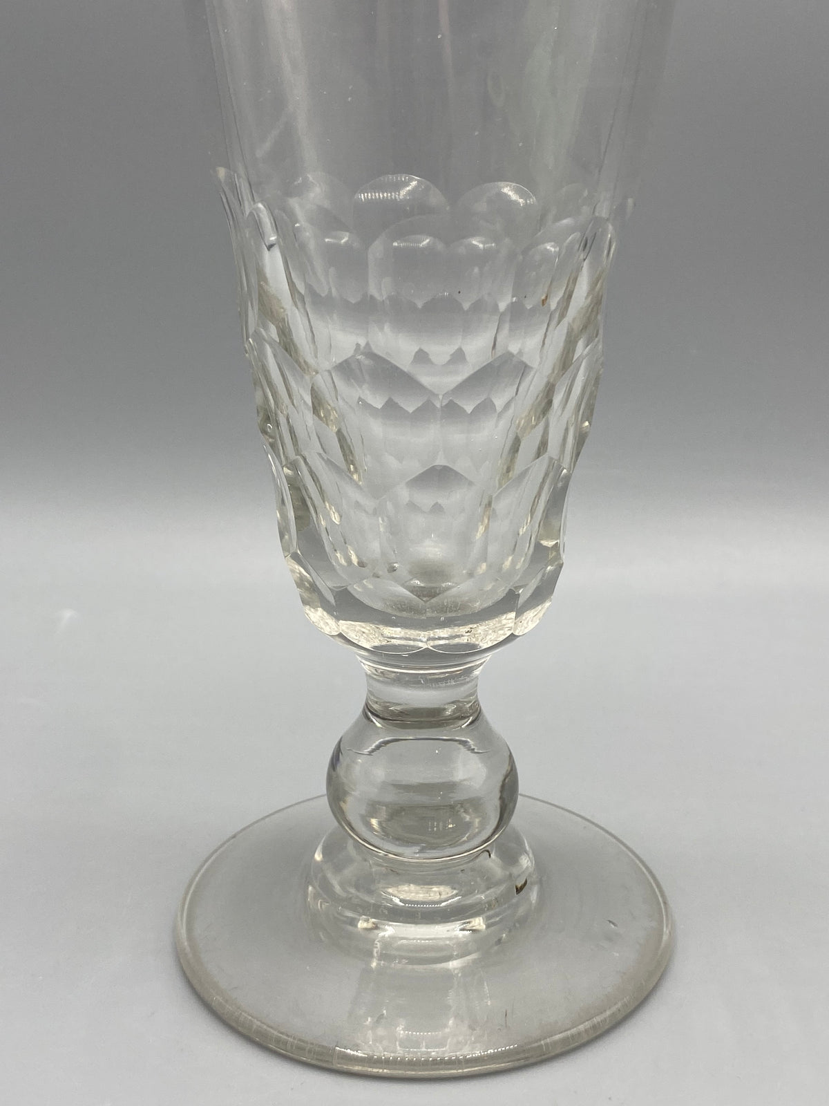 Détail des facettes à pointes de diamant et du bouton sphérique du verre ancien