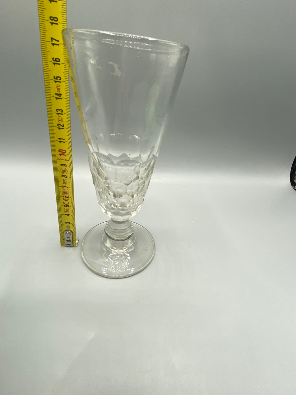 Mesure de la hauteur du verre à absinthe ancien, environ 17,5 cm