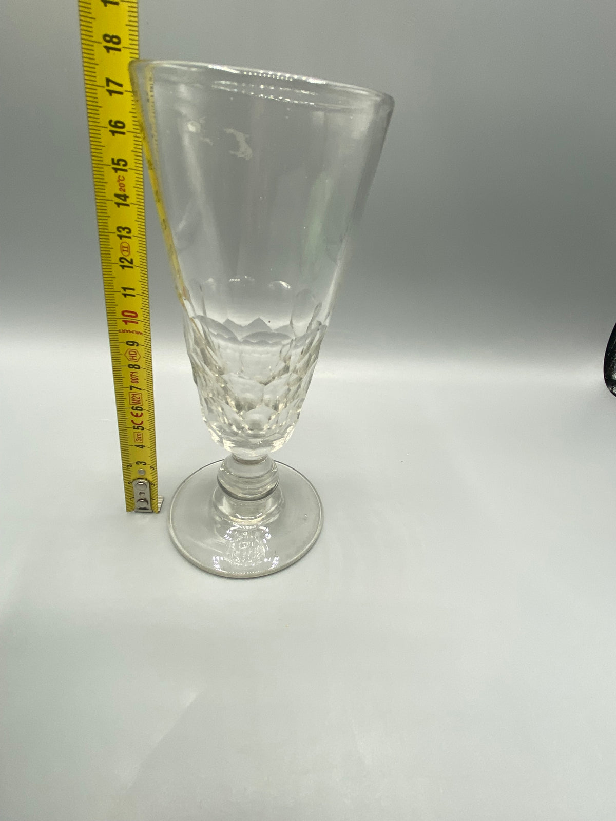 Mesure de la hauteur du verre à absinthe ancien, environ 17,5 cm