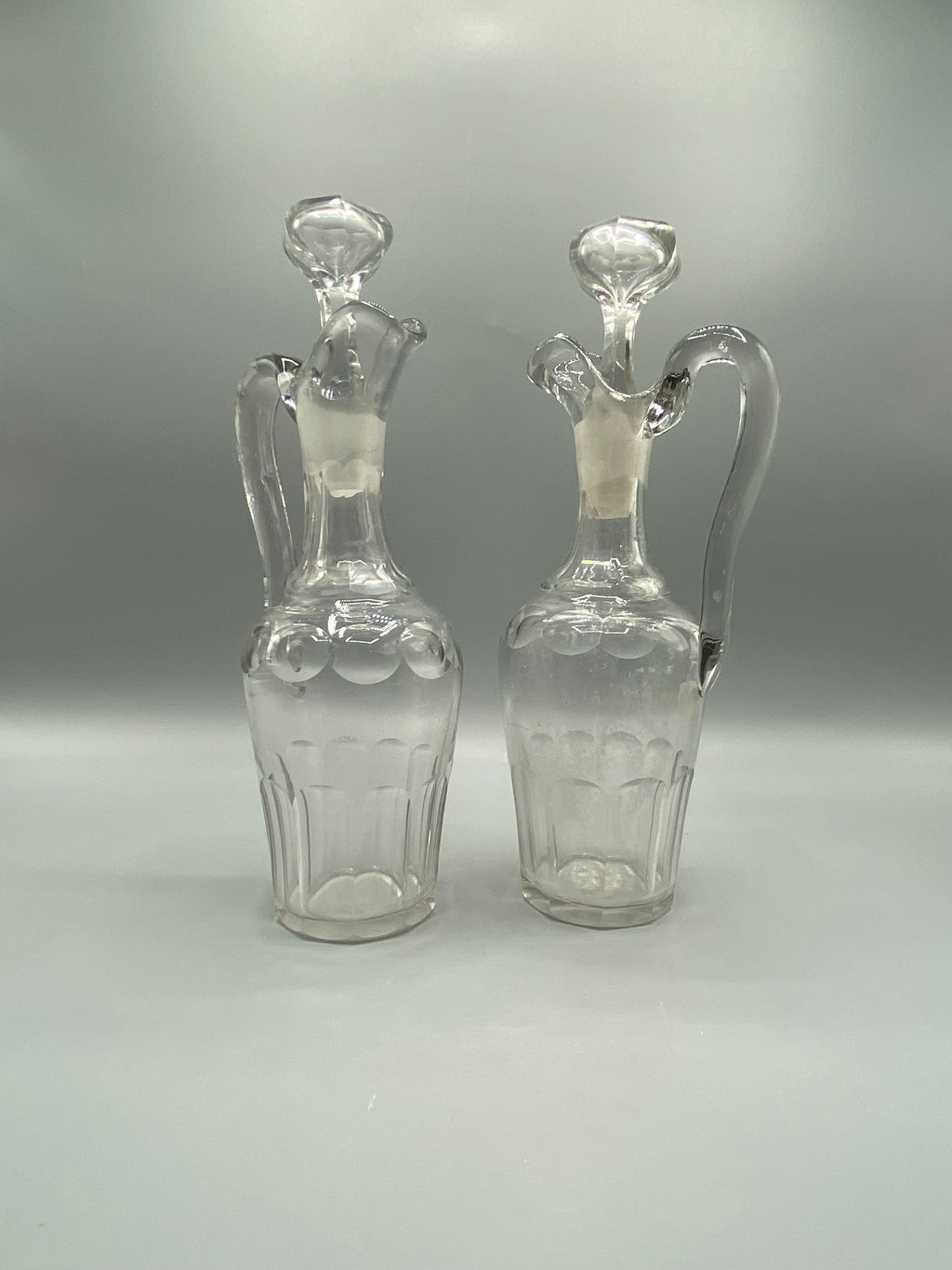 Paire de burettes anciennes en verre taillé pour huile et vinaigre avec bouchons