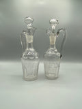 Paire de burettes anciennes en verre taillé pour huile et vinaigre avec bouchons