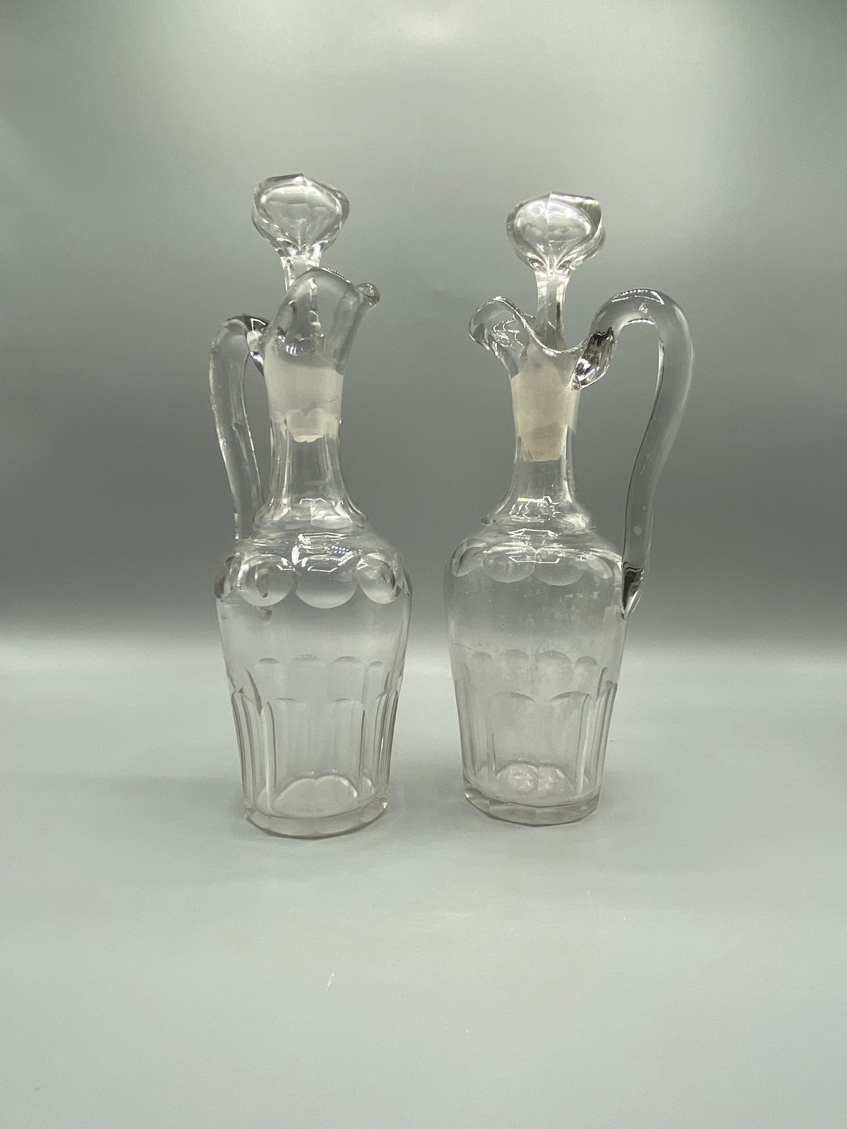 Paire de burettes anciennes en verre taillé pour huile et vinaigre avec bouchons
