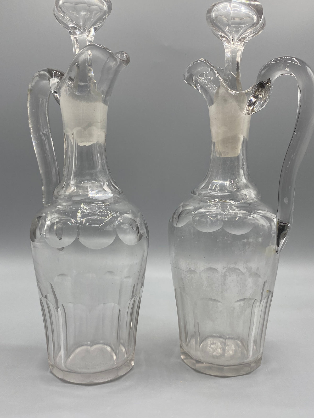 Détail des arcatures taillées et des motifs ovales des deux burettes anciennes
