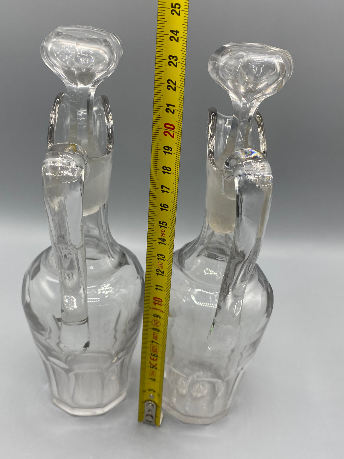 Mesure des burettes anciennes, hauteur environ 24 cm bouchons compris