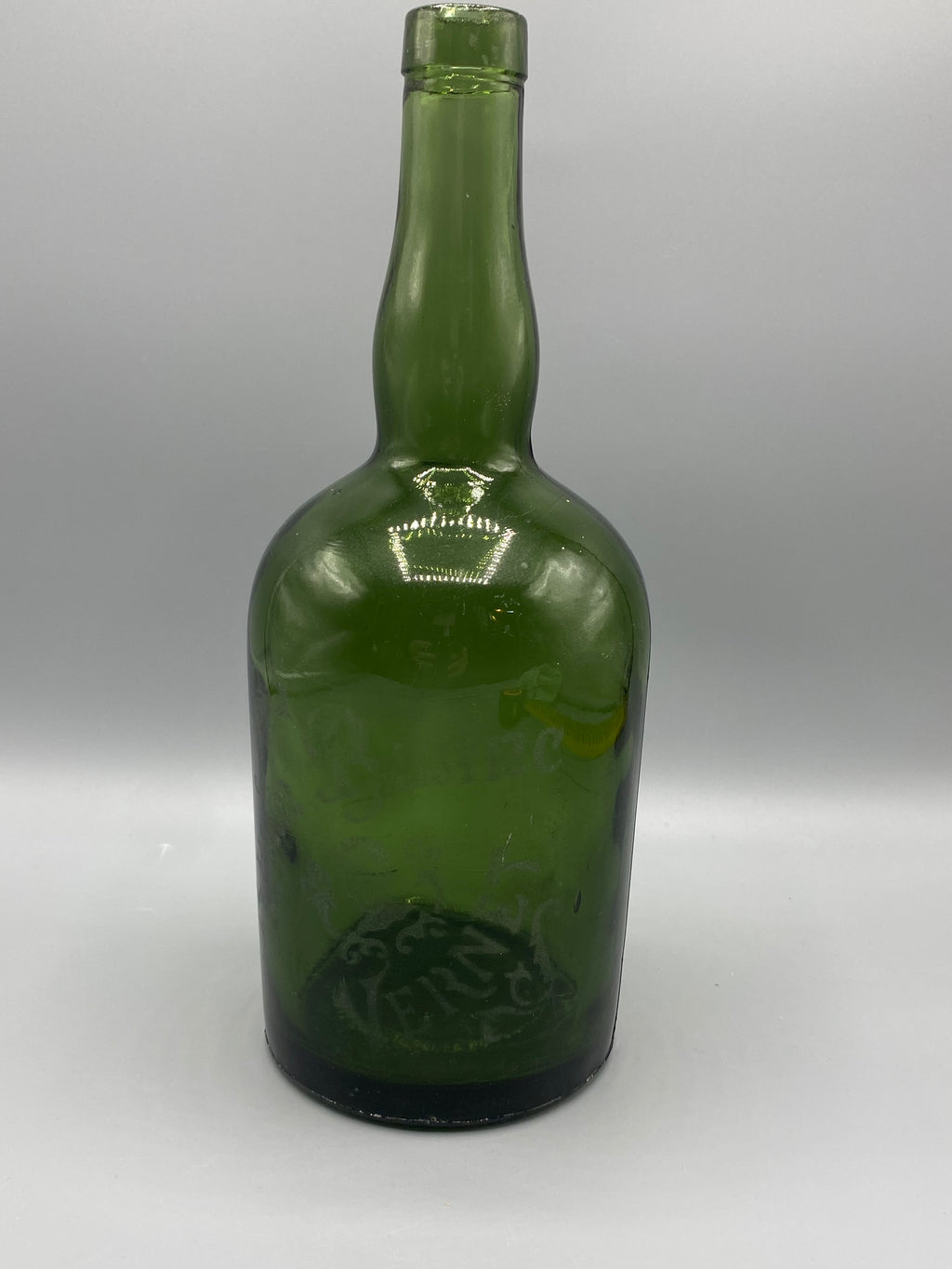 Ancienne bouteille de Shrubb Blanc en verre vert, épaules arrondies et long col