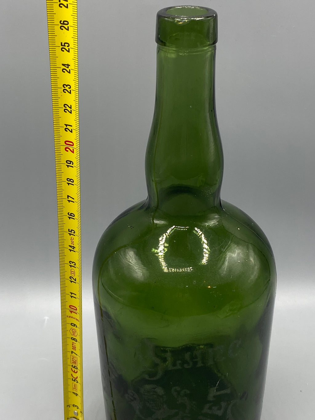 Mesure de la bouteille ancienne de Shrubb Blanc, hauteur environ 26,5 cm
