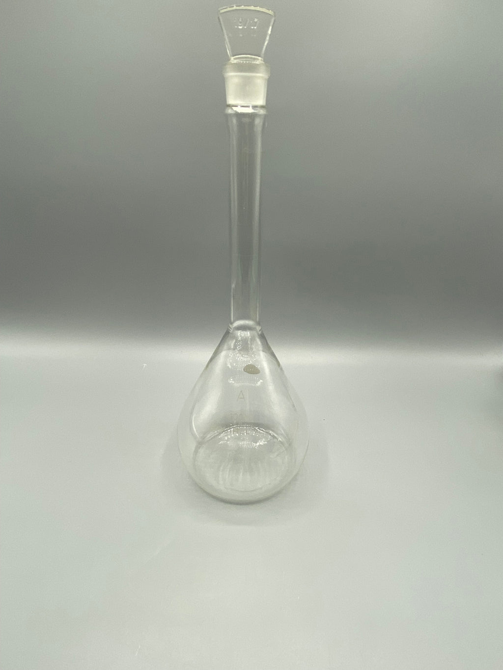 Ancienne fiole jaugée SOVIREL avec long col et bouchon en verre rodé