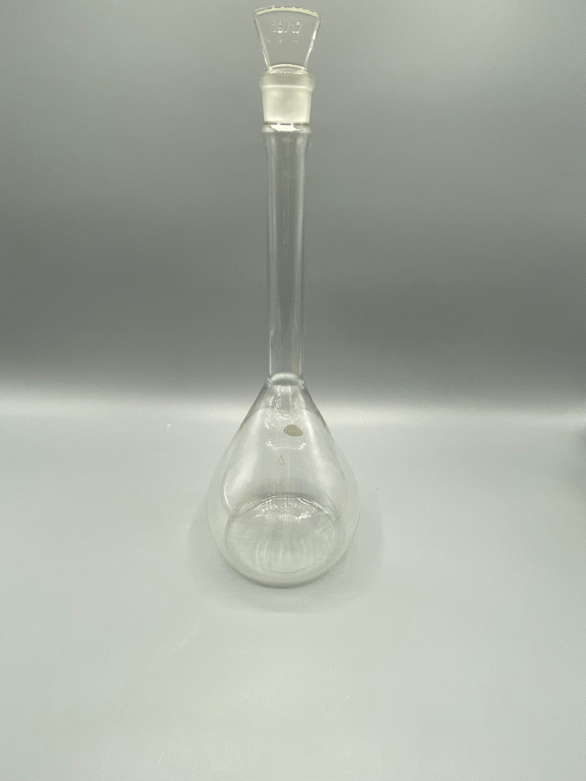 Ancienne fiole jaugée SOVIREL avec long col et bouchon en verre rodé