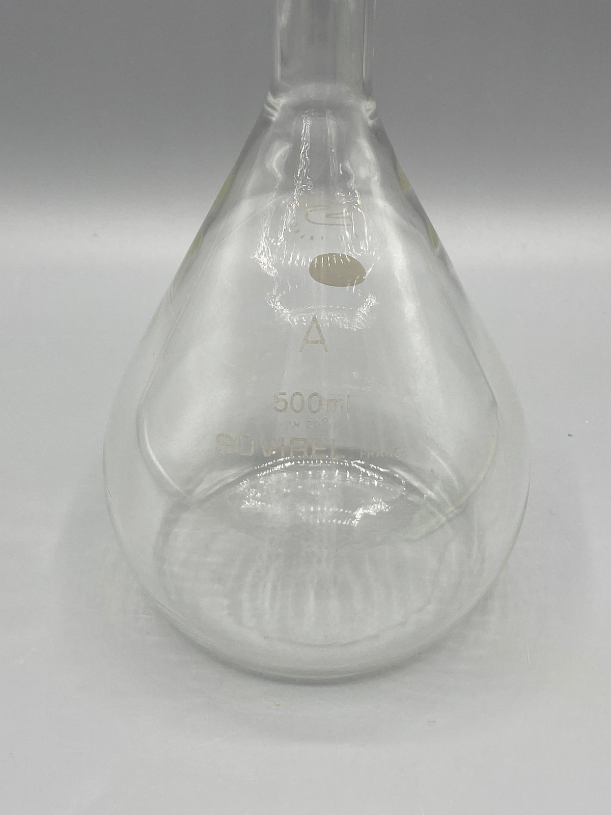 Détail des marquages de la fiole jaugée SOVIREL 500 ml classe A